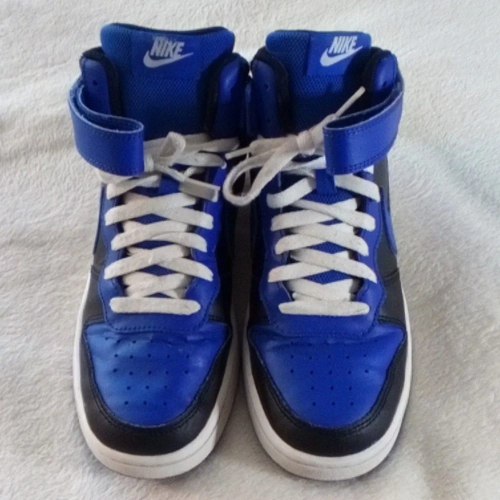 Nike Youth Size 7 =Womens 8.5 Blue and Black High-Top Sneakers.